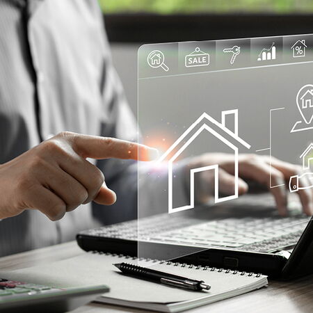 Mann führt eine digitale Immobilienwertermittlung durch