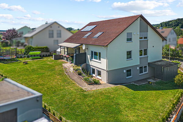 Sofort bezugsfrei! Umfangreich saniertes Zweifamilienhaus auf großem Grundstück und zwei Garagen!